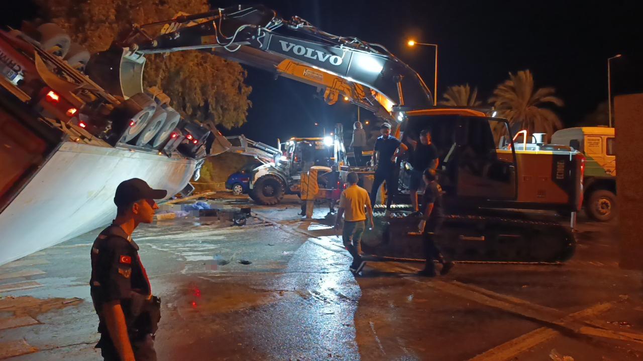 Feci kaza: TIR durağa devrildi!