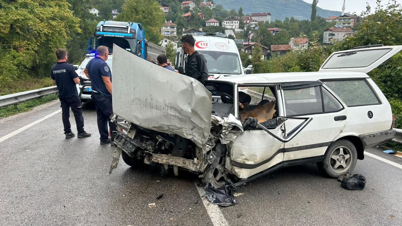 Hafif ticari araçla otomobil çarpıştı: Yaralılar var!