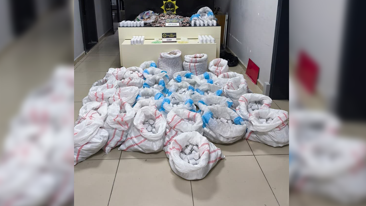 Hastane otoparkındaki araçta binlerce hap ele geçirildi!