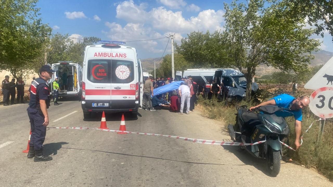 İşçileri taşıyan minibüs ağaca çarptı: Çok sayıda yaralı var!