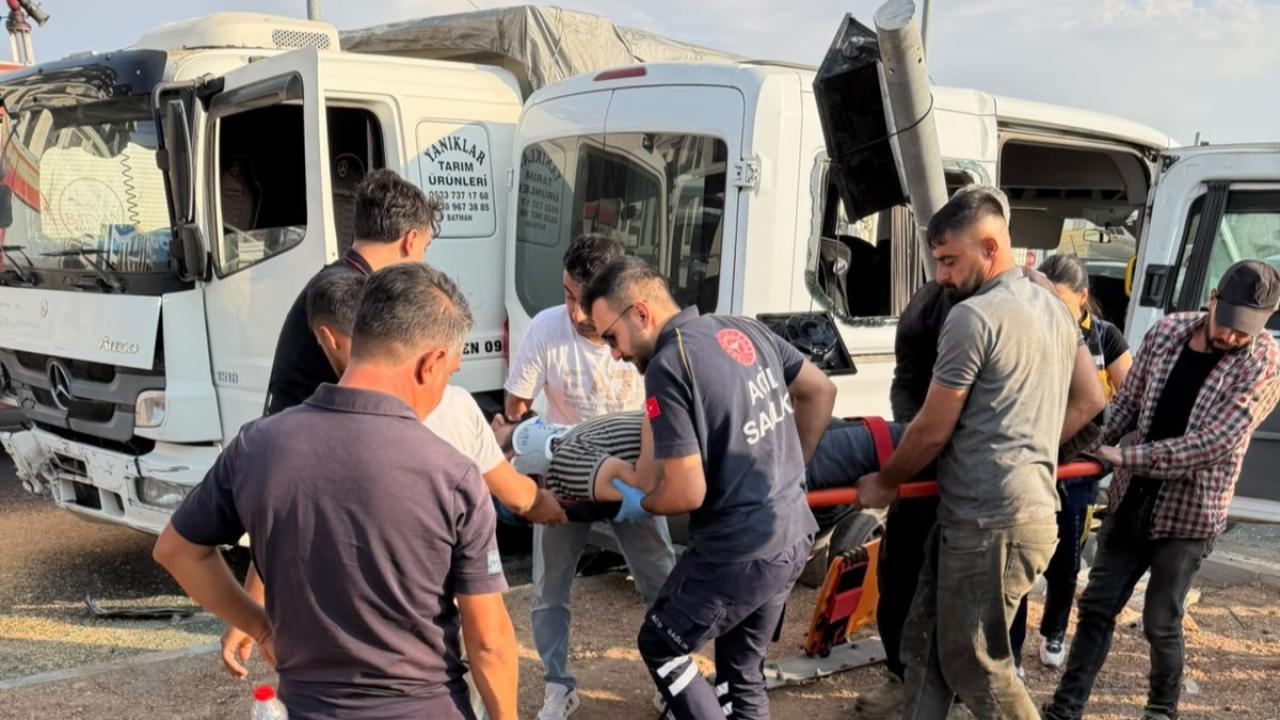 Kamyon ile minibüs çarpıştı: Çok sayıda yaralı var!