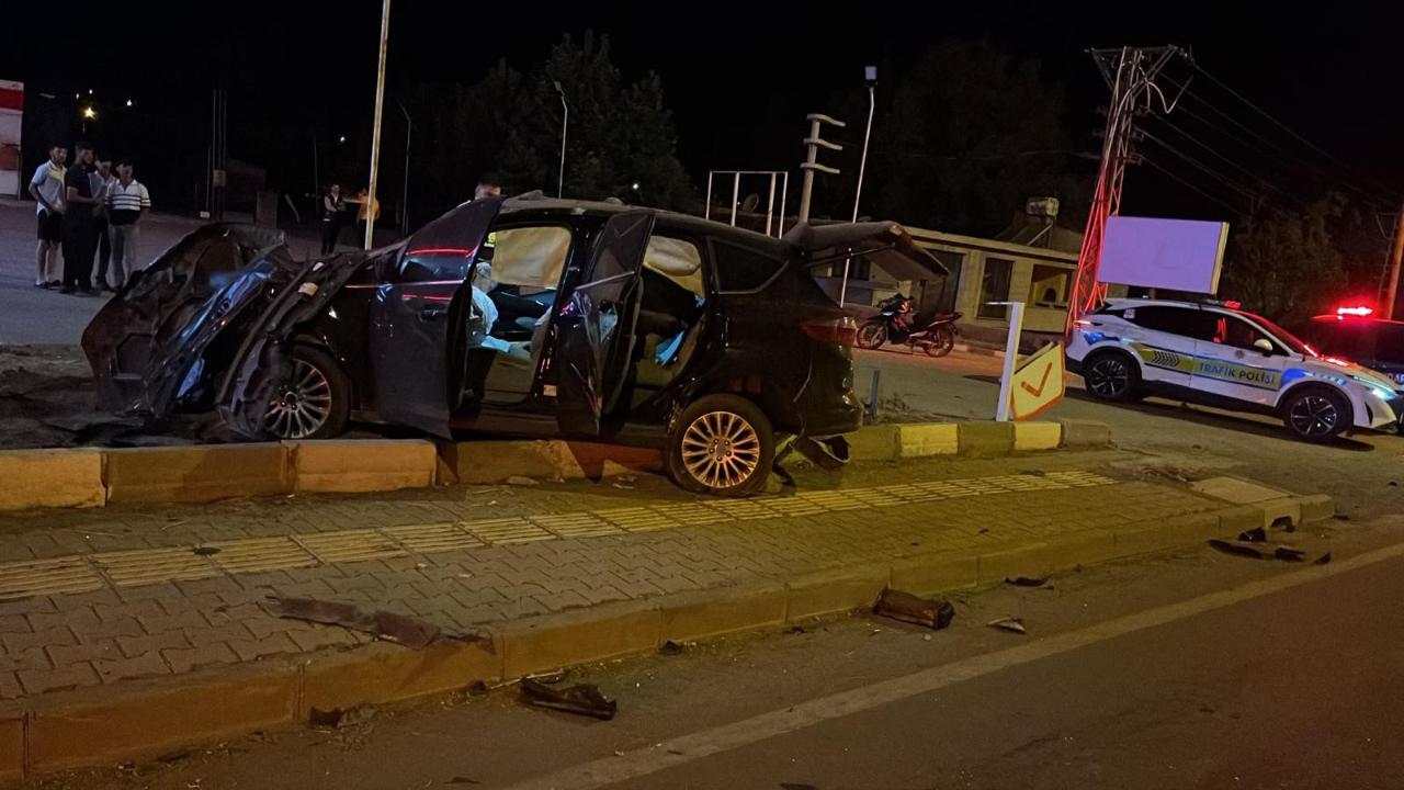 Kontrolden çıkan araç karşı şeride uçtu!