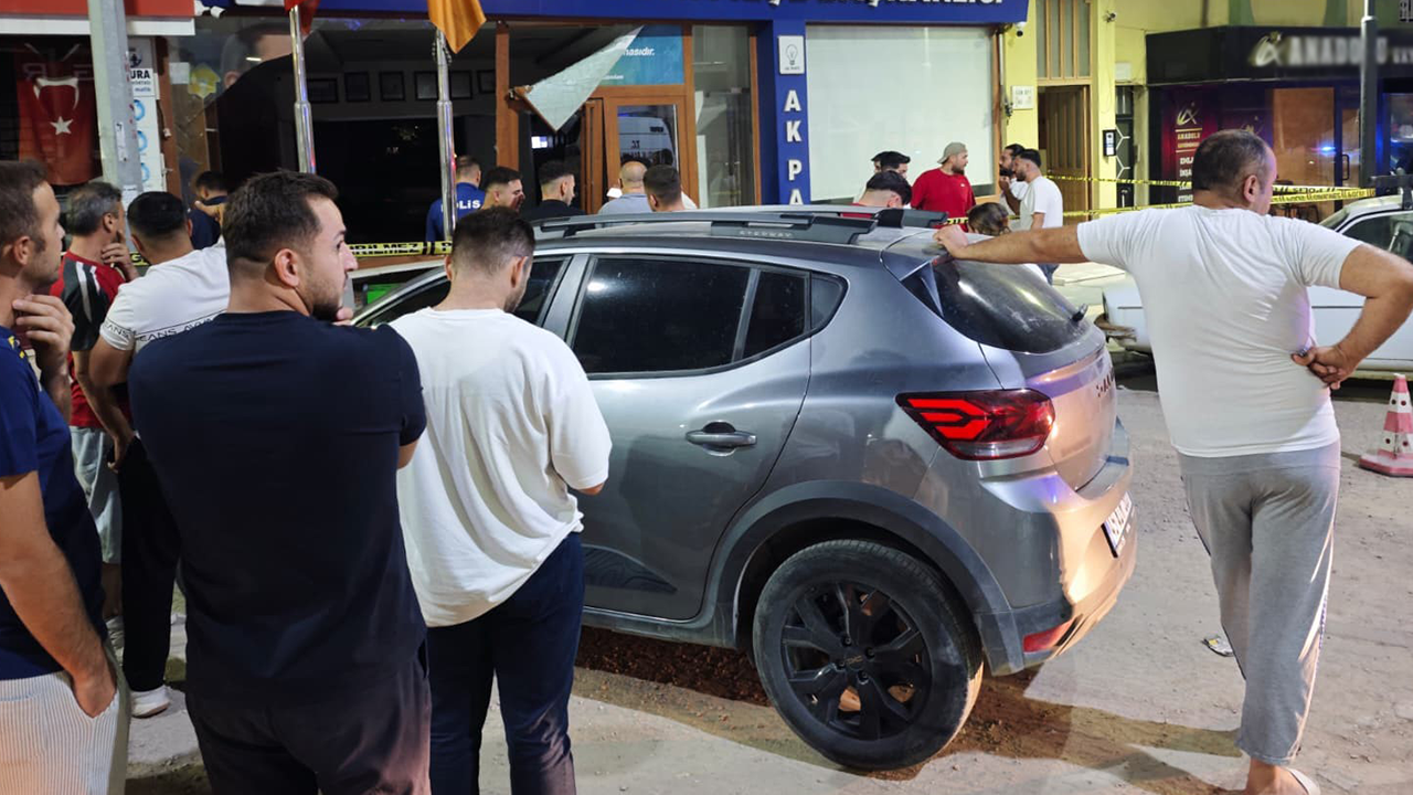 Otomobil AK Parti ilçe binasına daldı!