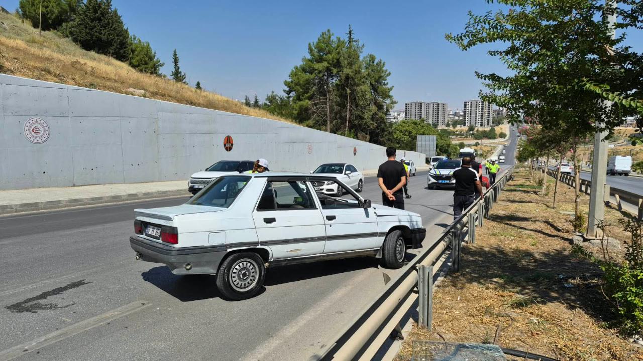 15 yaşındaki sürücü bariyerlere çarptı!
