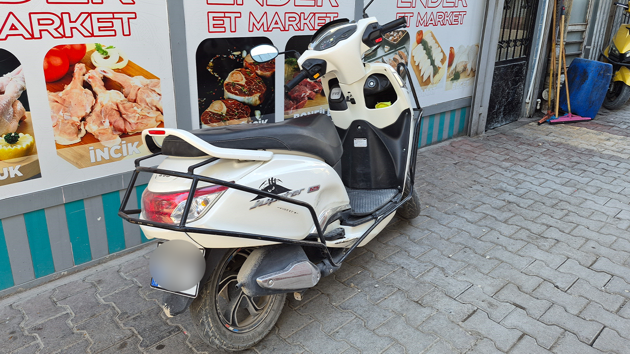 Otomobil ile motosiklet çarpıştı:  Yaralı var!