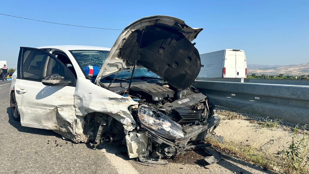 Otomobil motosiklete arkadan çarptı: Ölü ve yaralılar var!