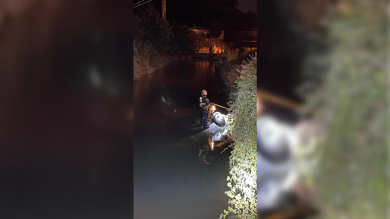Otomobil sulama kanalına uçtu!