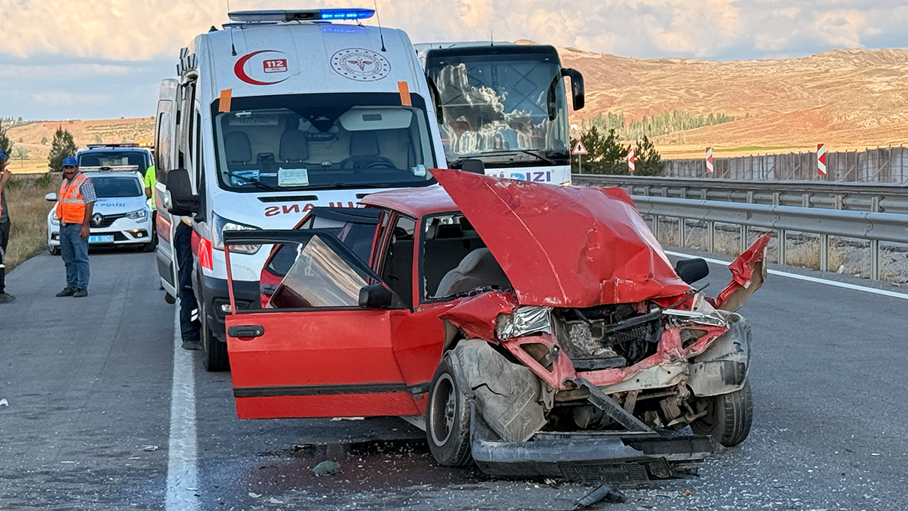 Otomobil TIR'a arkadan çarptı: Çok sayıda yaralı!