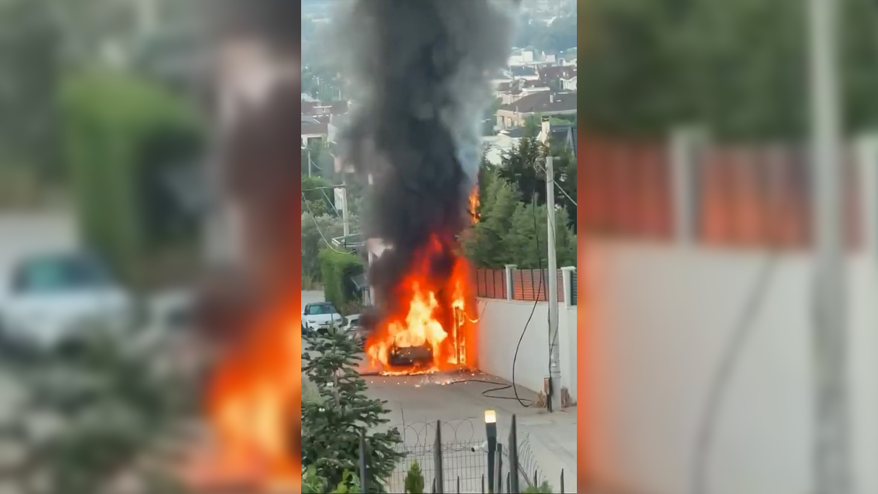 Park halindeki araç alev alev yandı!