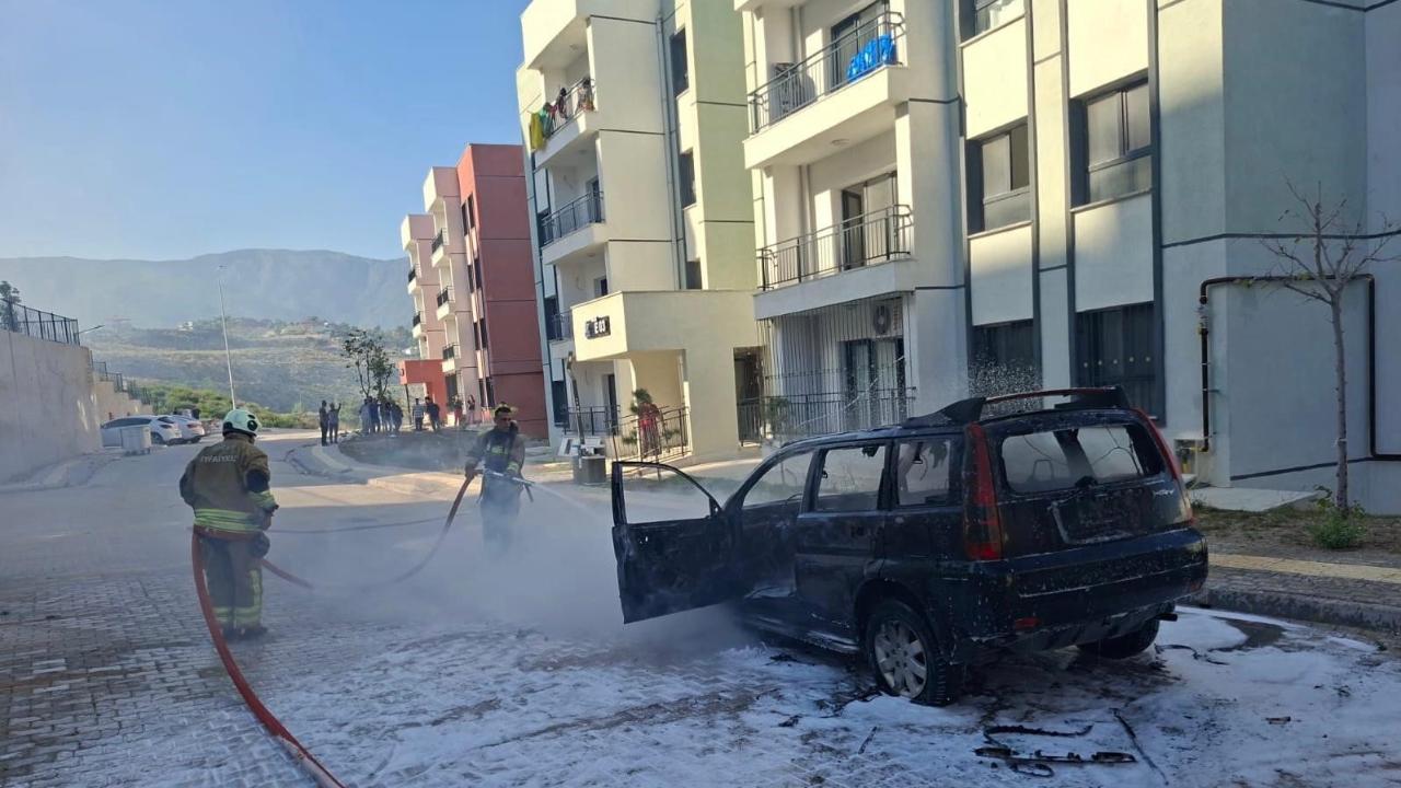 Park halindeki otomobil alev aldı!