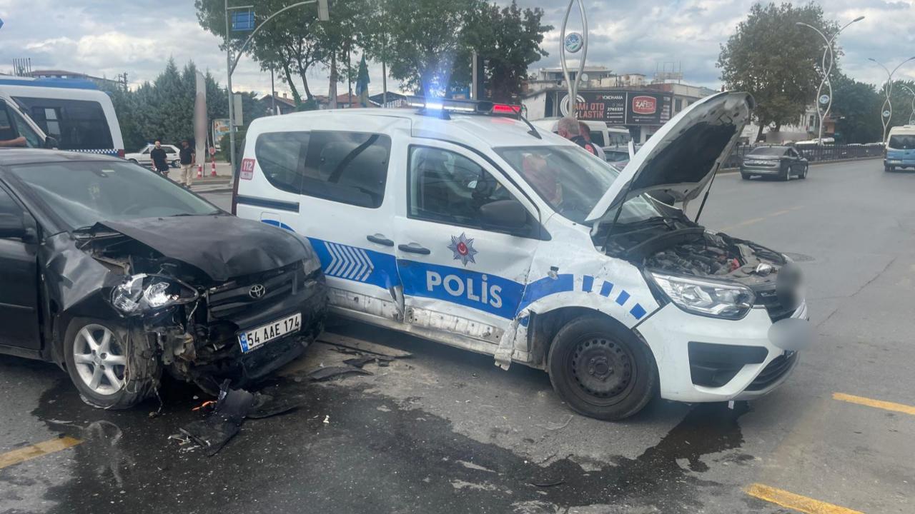 Polis aracı ile otomobil çarpıştı: Çok sayıda yaralı var!