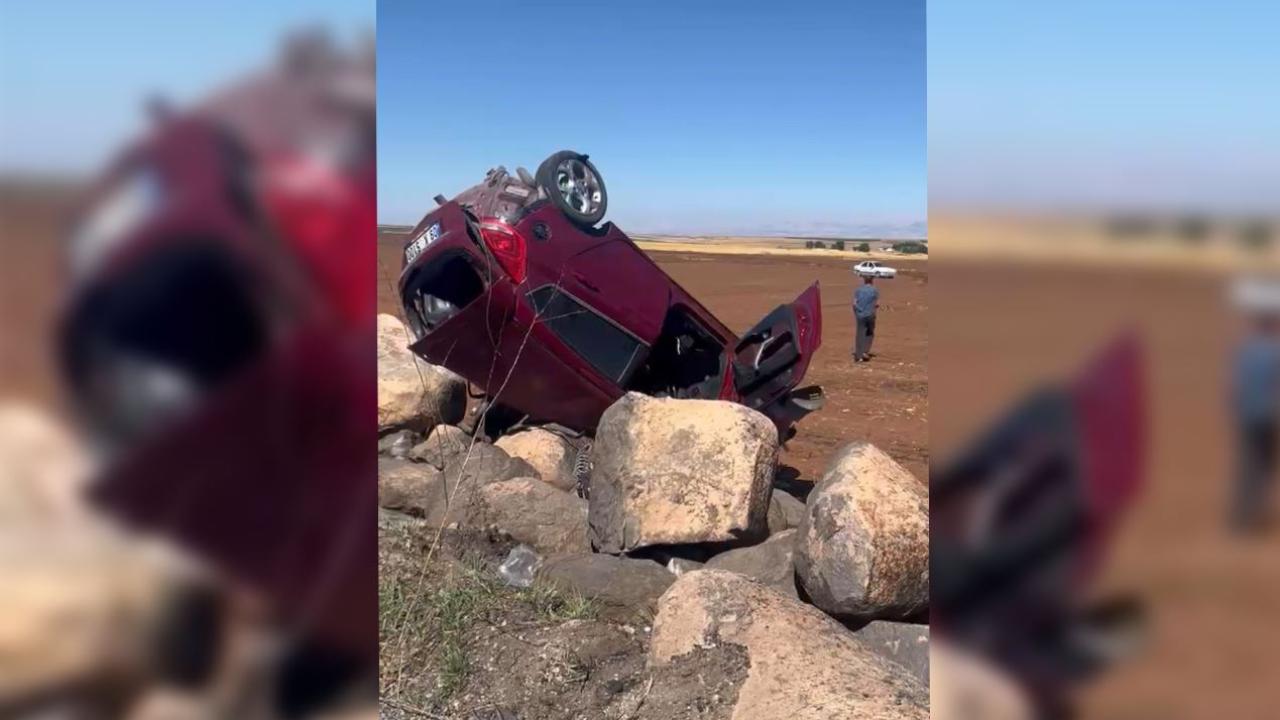 Şanlıurfa'da otomobil şarampole devrildi!