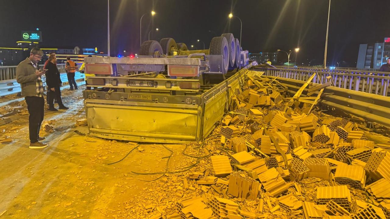 TIR ile otomobiller çarpıştı: Çok sayıda ölü ve yaralı var!