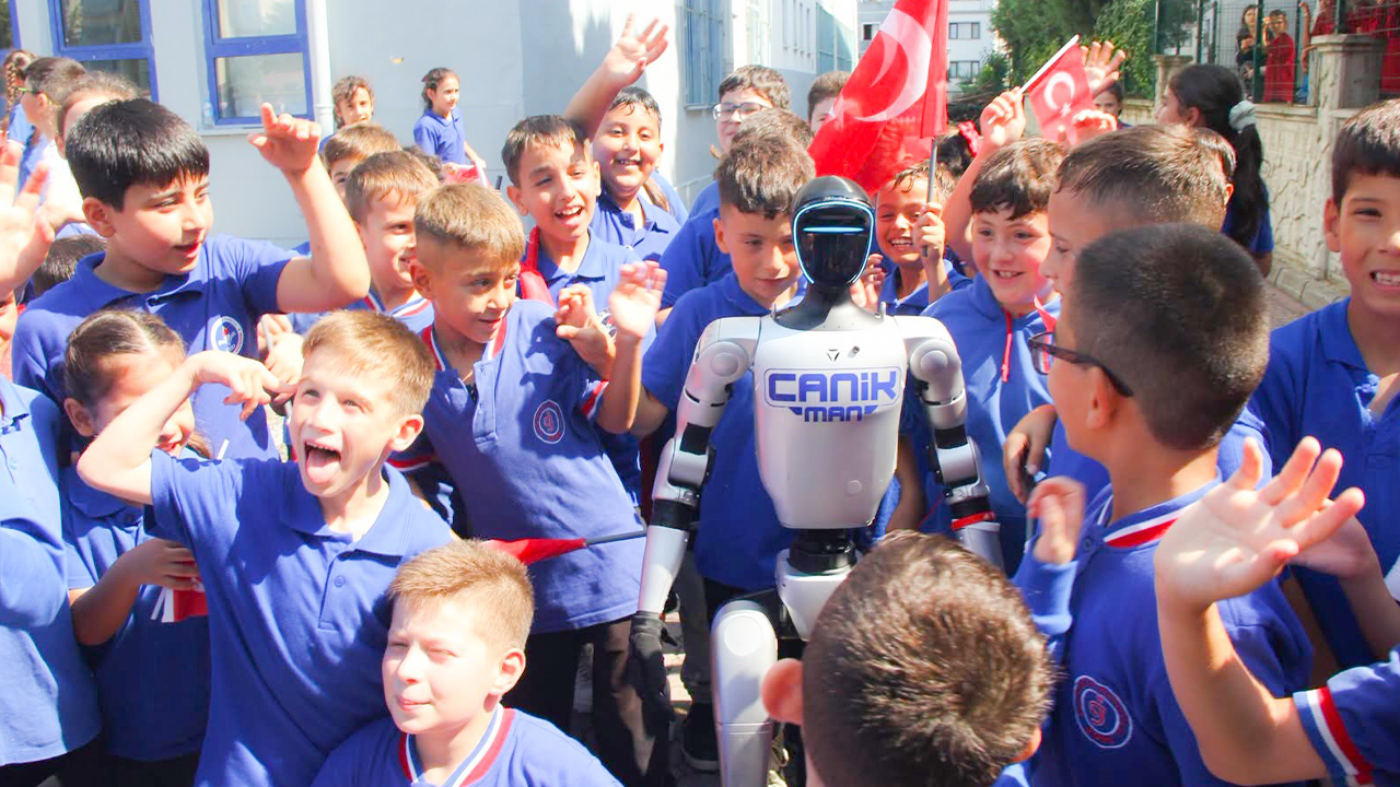 Türkiye'nin nüfusa kayıtlı ilk insansı robotu okula başladı!