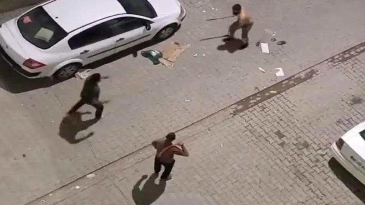 Urfa'da mahalleyi karıştıran kavga: Taşlar ve sopalar havada uçuştu!