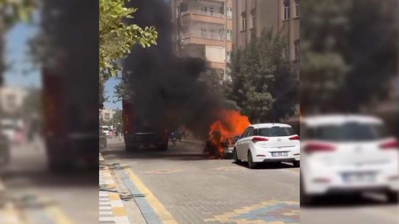 Urfa'da park halindeki otomobil alev topuna döndü!