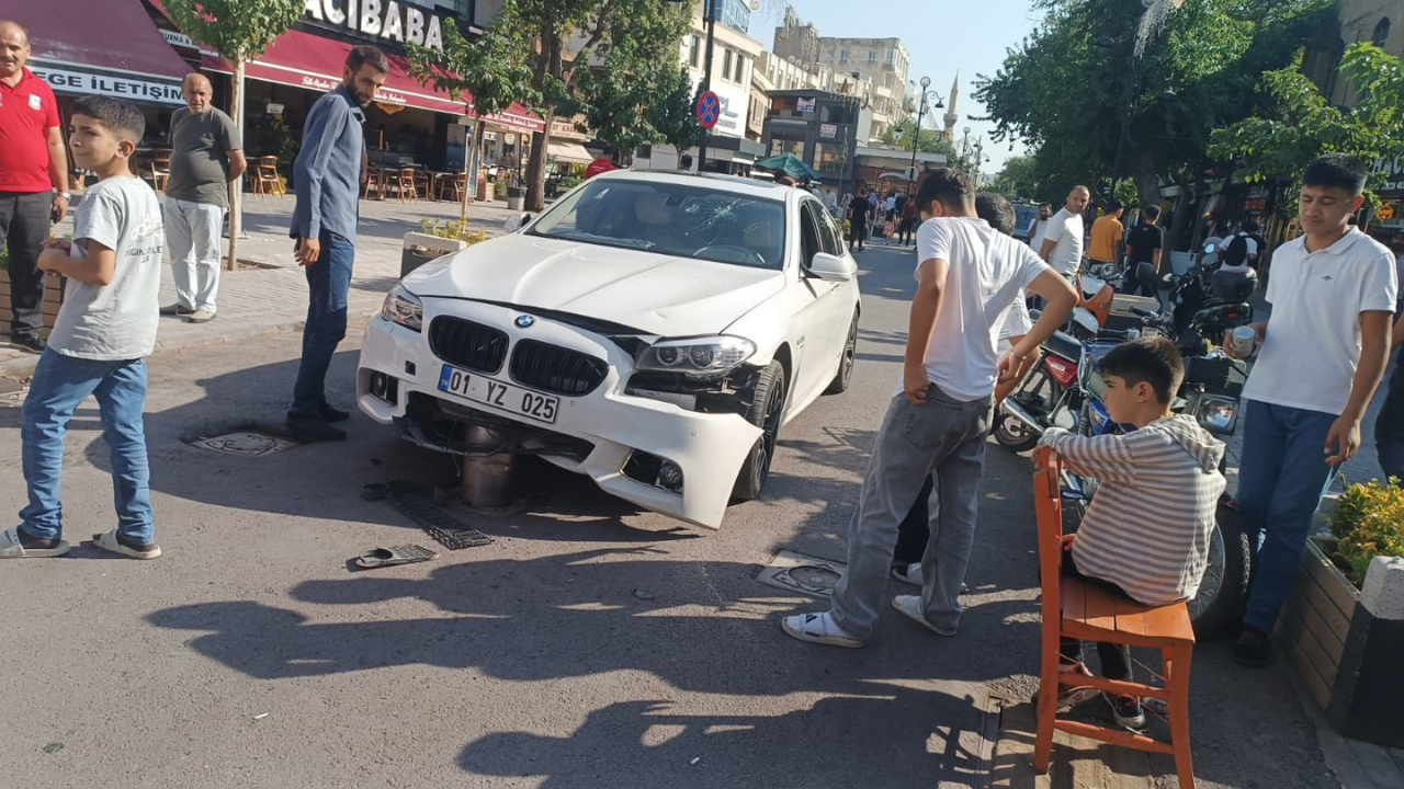Urfa’da şaşırtan kaza: Lüks araçta hasar meydana geldi!