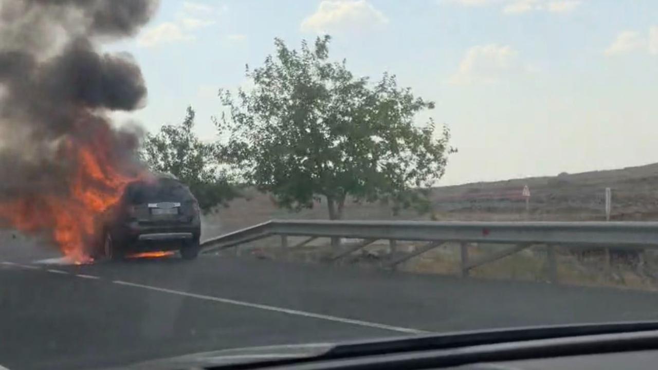 Urfa'da seyir halindeki otomobil alev aldı!