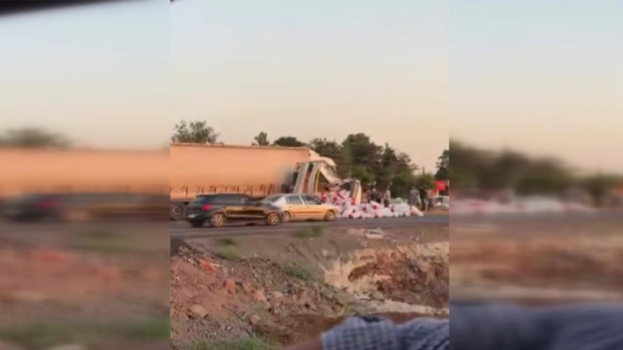 Urfa'da TIR biber yüklü kamyonet ile çarpıştı: Yaralılar var!