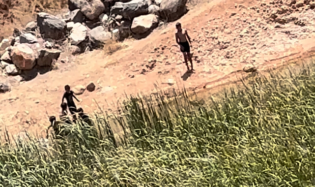 YENİ ADLİYE SARAYI İNŞAAT ALANINDA TEHLİKELİ OYUN: ÇOCUKLAR BATAKLIKTA YÜZÜYOR