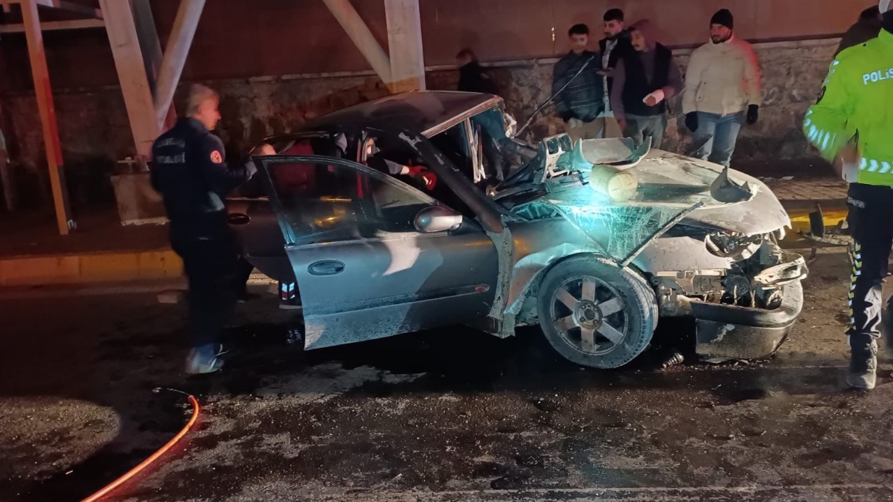 Şanlıurfa'da Otomobil Üst Geçide Çarptı: 1 Ölü