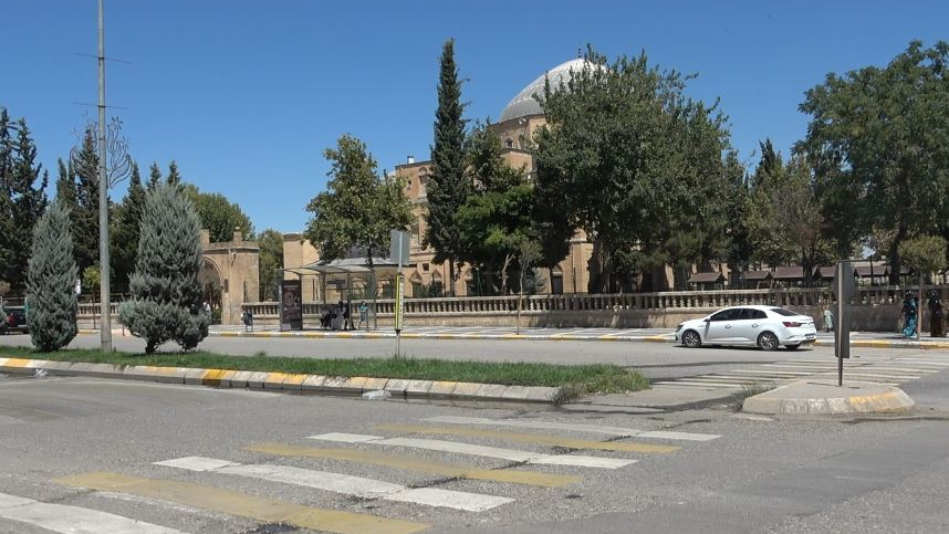 Eyüp Peygamber Caddesi’nde Levhasız Yaya Geçidi Kazalara Davetiye Çıkarıyor!