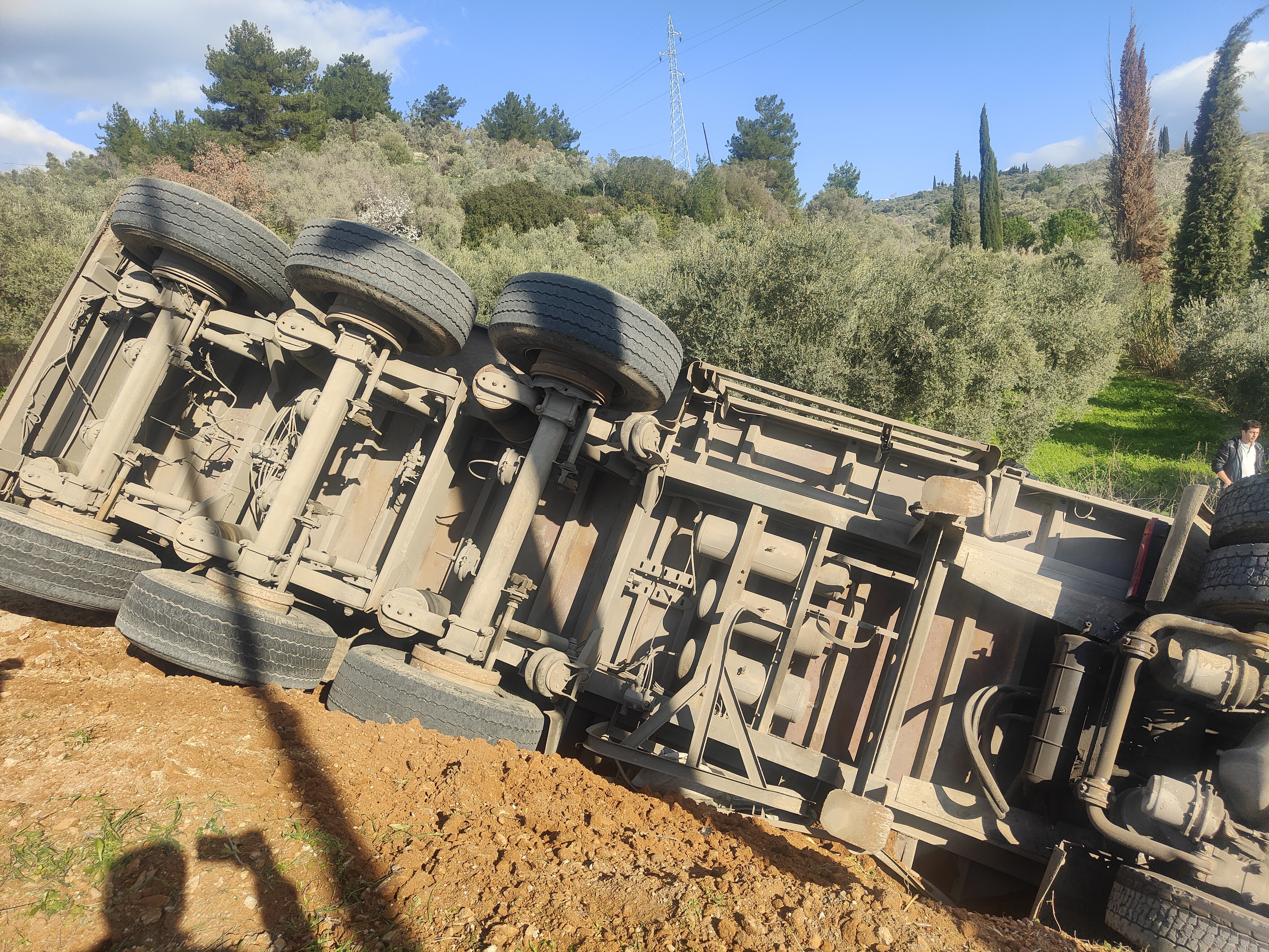 KUŞADASI'NDA VIRAJI ALAMAYAN TIR TARLAYA UÇTU: 1 ÖLÜ, 3 YARALI