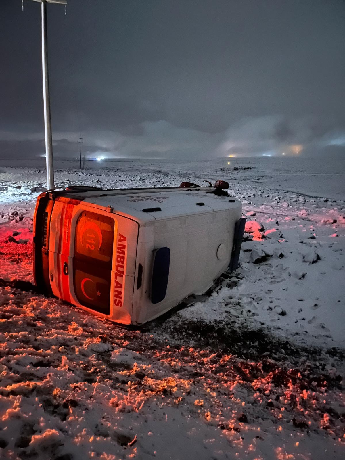 SIVEREK’TE YOĞUN KARDA AMBULANS ŞARAMPOLE DEVRILDI