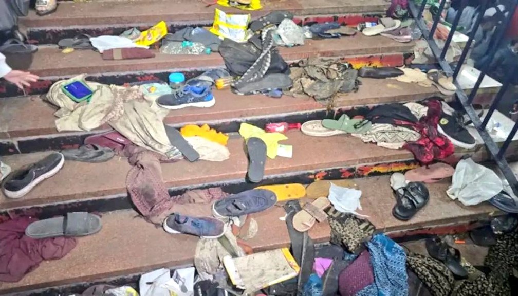 HINDISTAN’DA TREN ISTASYONUNDA IZDIHAM: 18 ÖLÜ