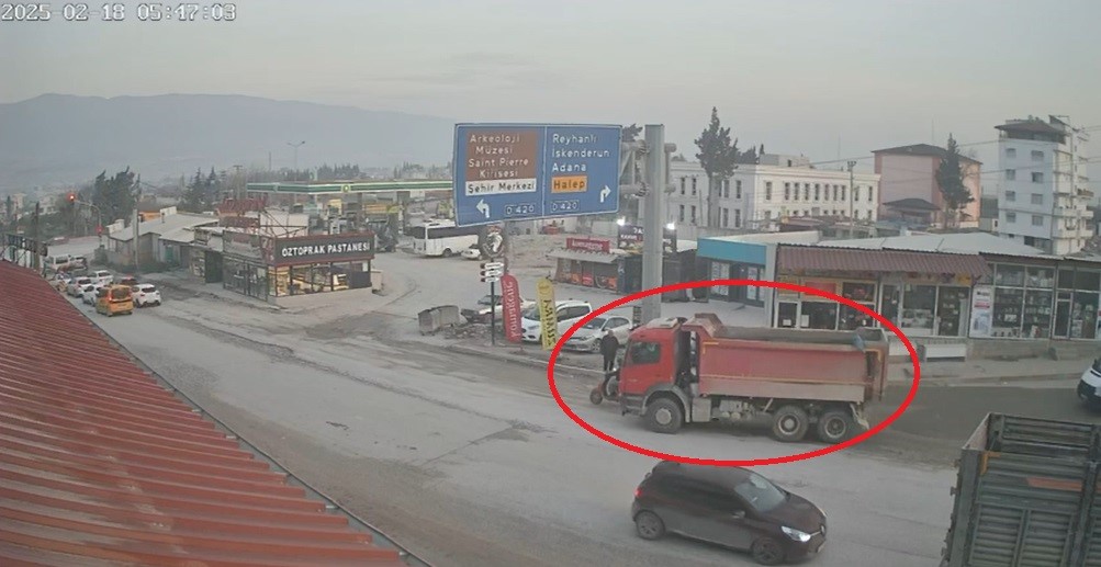 Motosikletli Kamyonun Altında Kalarak Can Verdi
