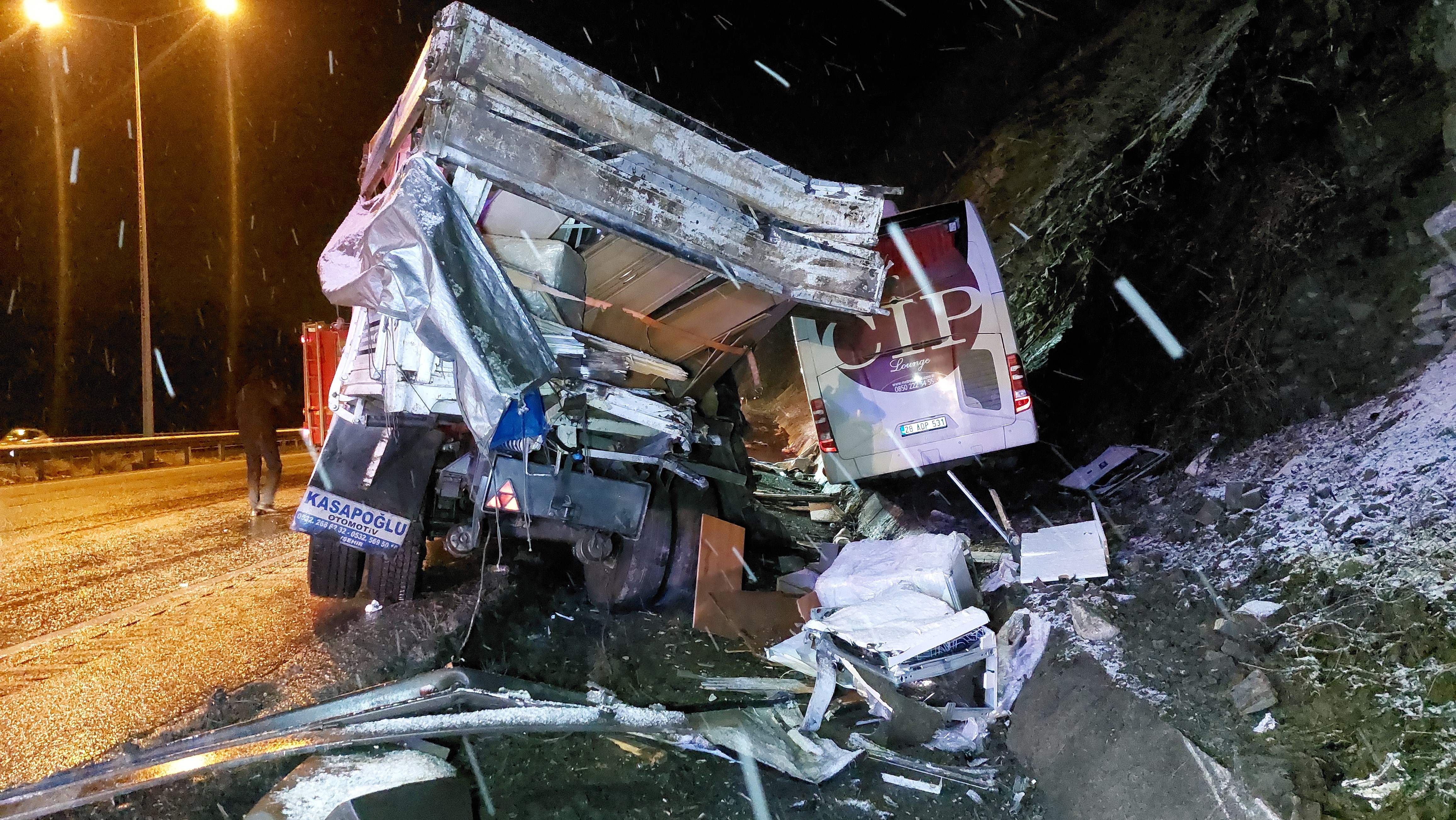 YOLCU OTOBÜSÜ KAMYONA ÇARPTI: 1 ÖLÜ, 16 YARALI