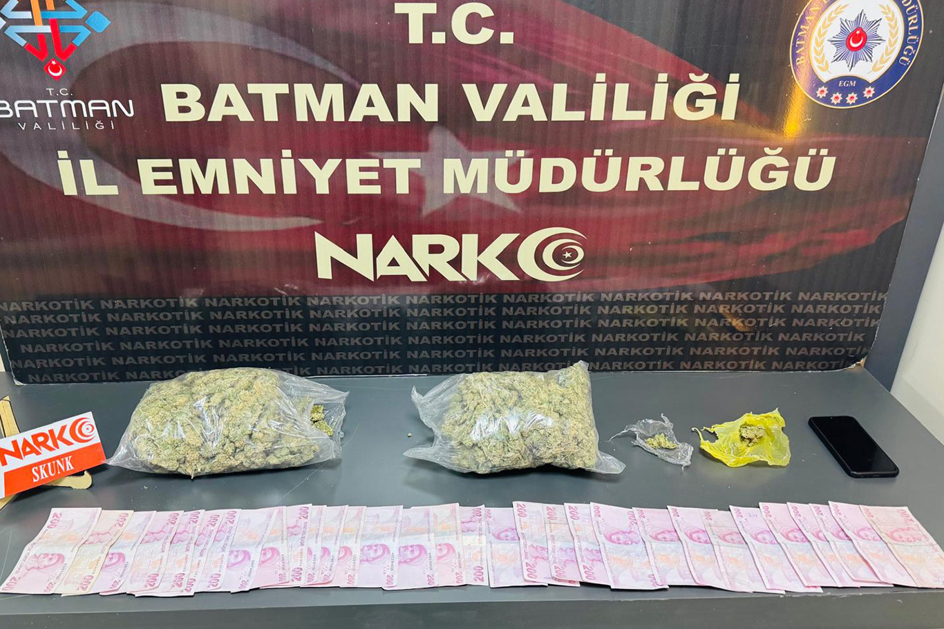 DURDURULAN ARAÇTA BIR KILOGRAM SKUNK ELE GEÇIRILDI