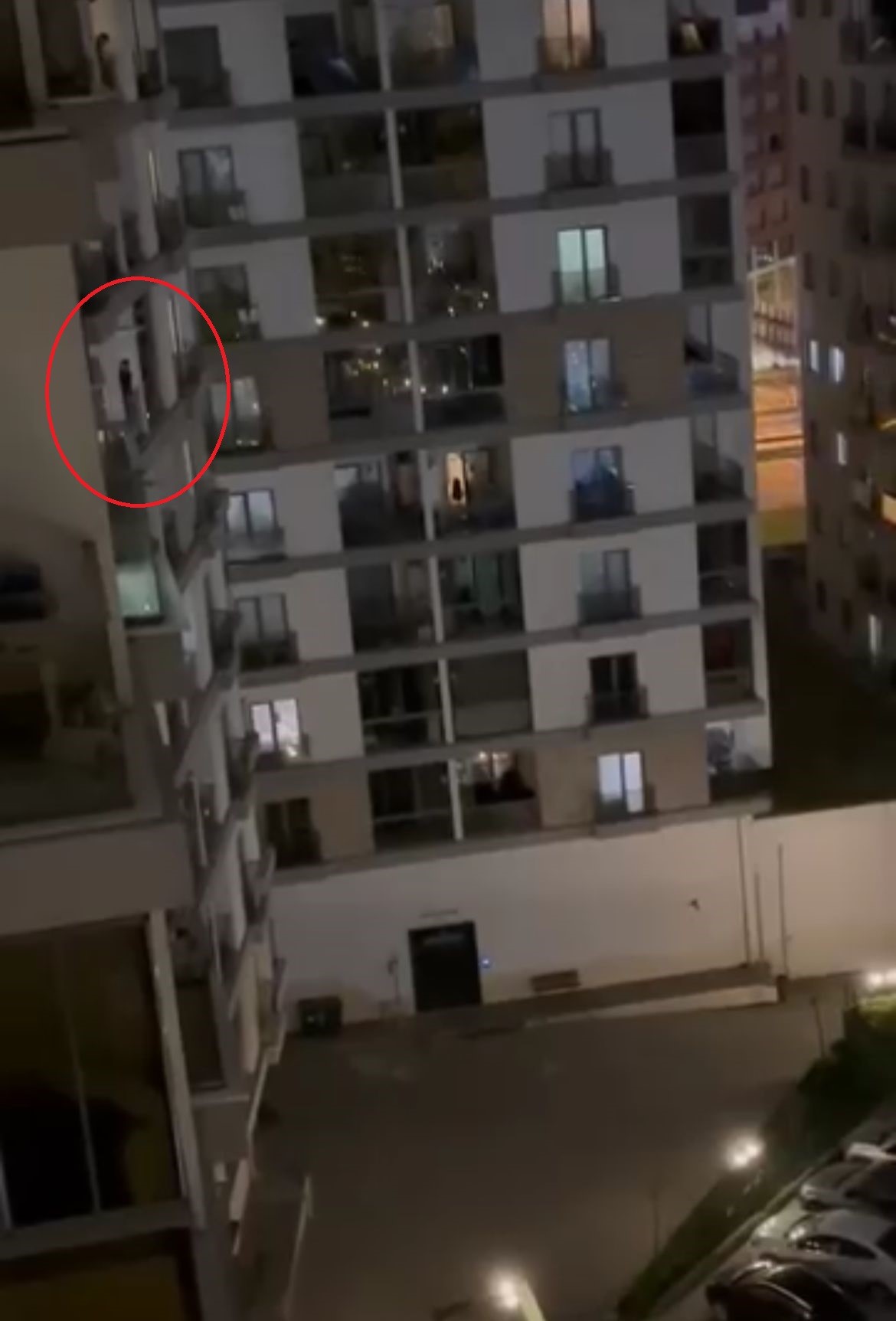 SINIR KRIZI GEÇIRDI, NE VAR NE YOK CAMDAN AŞAĞI ATTI