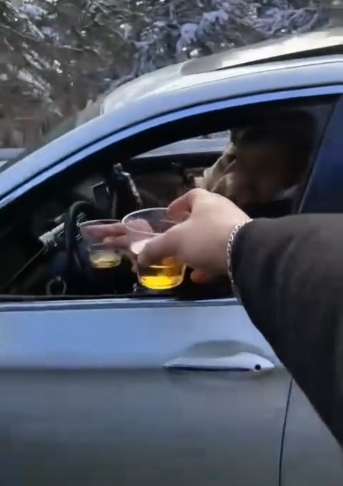 SEYIR HALINDE ALKOL ALIP KADEH TOKUŞTURDU
