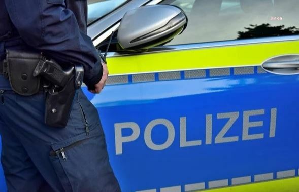 MÜNIH'TE SÜRÜCÜ KALABALIĞA DALDI, EN AZ 20 KIŞI YARALANDI.