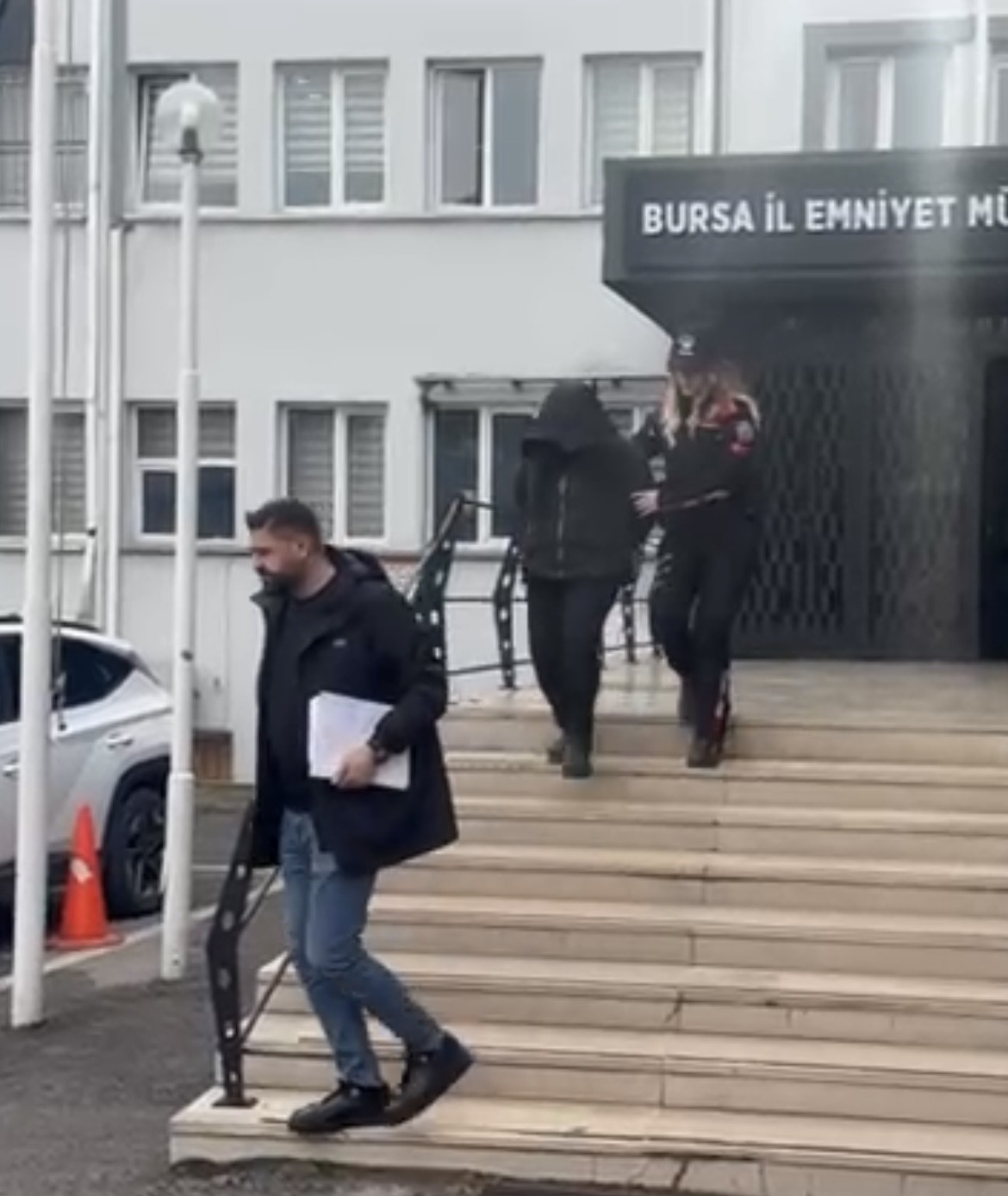 KENDISINI POLIS OLARAK TANITIP 300 BIN LIRA DOLANDIRAN ŞÜPHELI KADIN ÇIKTI