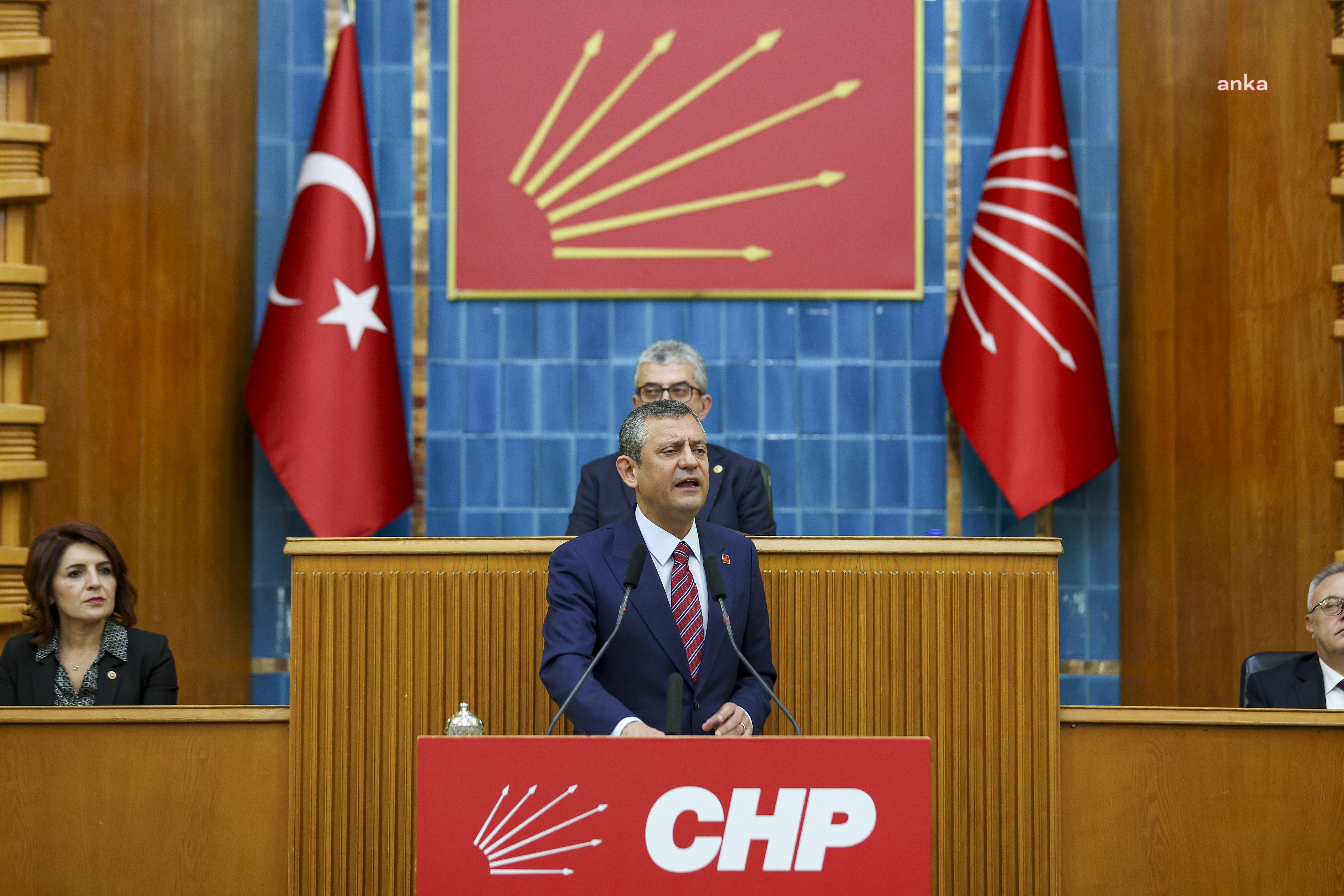 ÖZGÜR ÖZEL: 'DIMDIK AYAKTAYIZ!