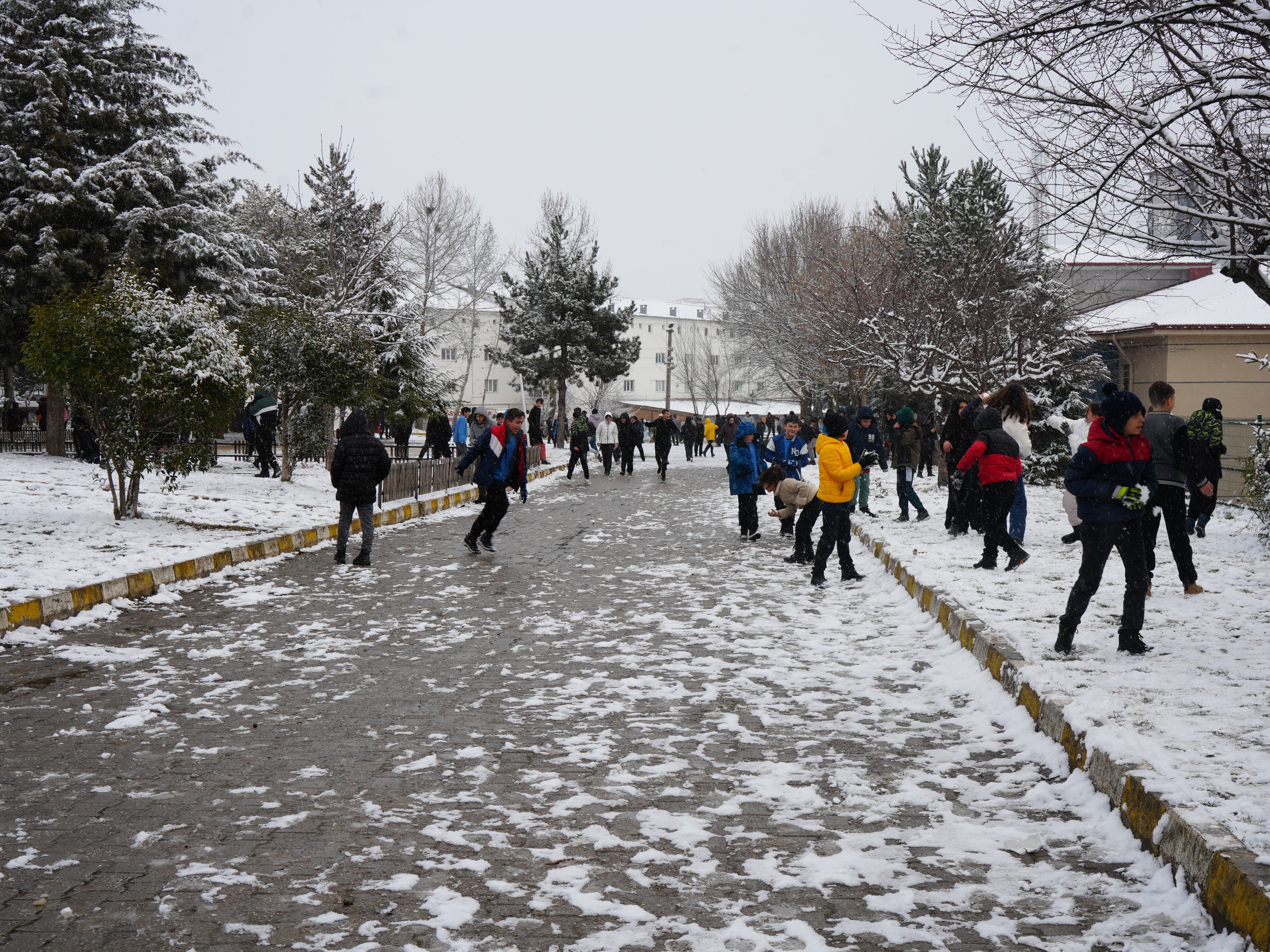 KASTAMONU'DA ÇOCUKLARIN KAR SEVINCI