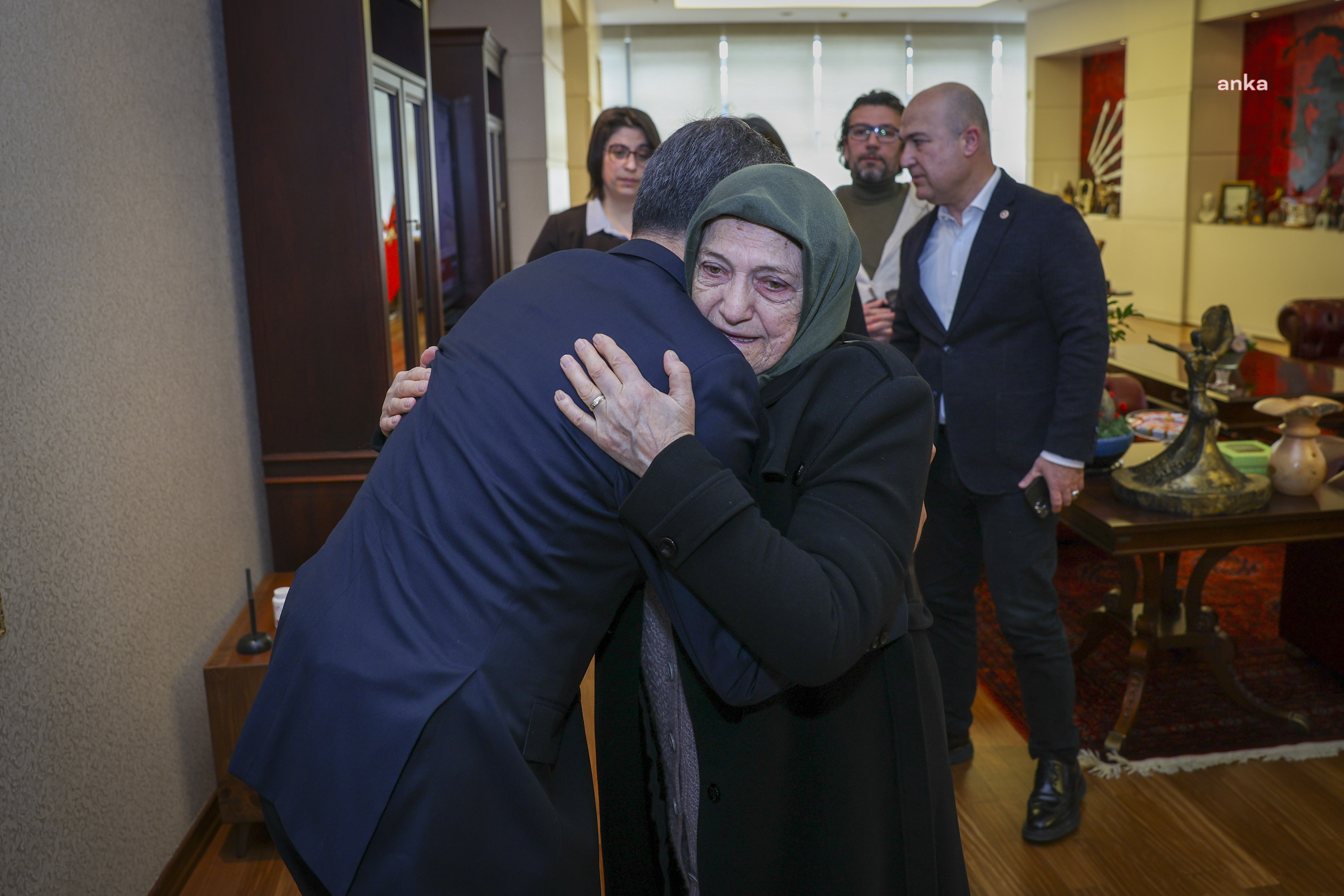 ÖZGÜR ÖZEL, SİNAN ATEŞ’İN ANNESİYLE GÖRÜŞTÜ.