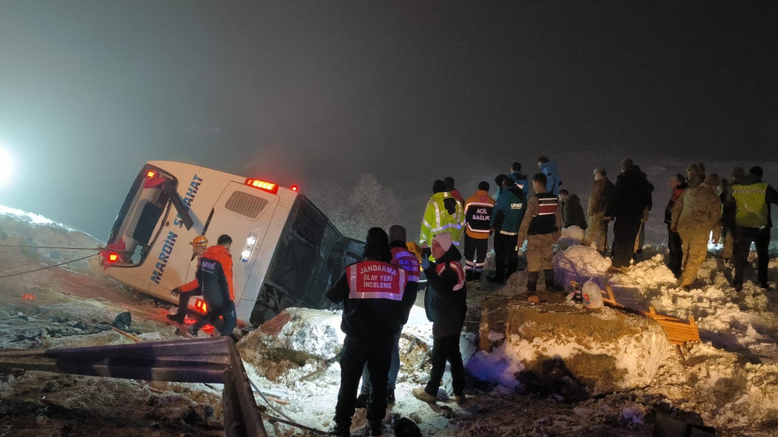 BINGÖL’DE YOLCU OTOBÜSÜ DEVRILDI: 5 ÖLÜ, 32 YARALI