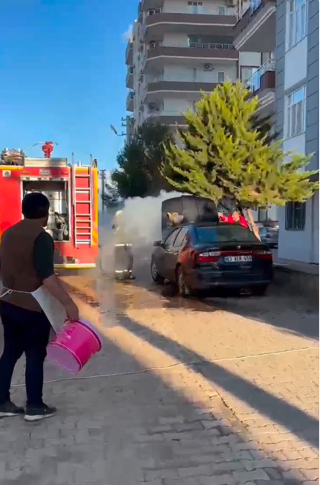 Park Halindeki Otomobil Alev Aldı