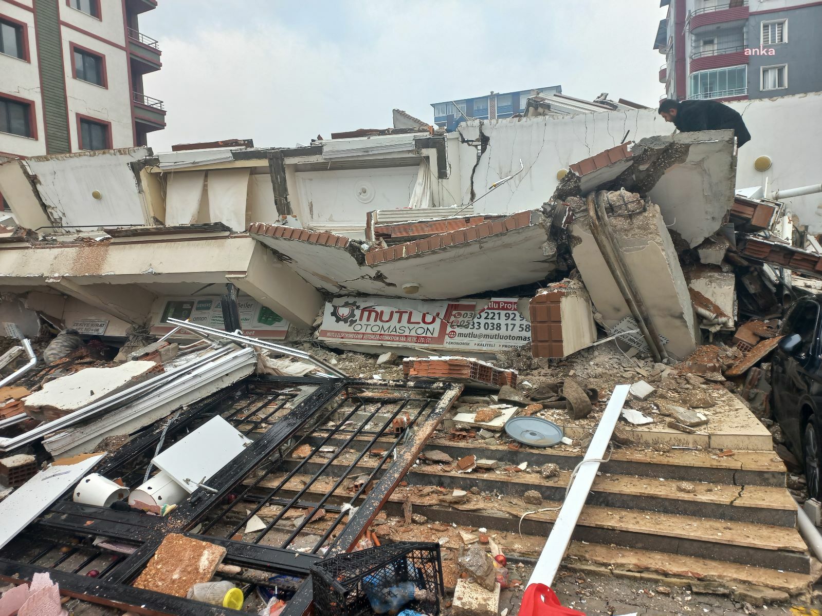 DEPREMDE 36 KIŞIYE MEZAR OLAN ZEKIYE KIRAT APARTMANI DAVASI