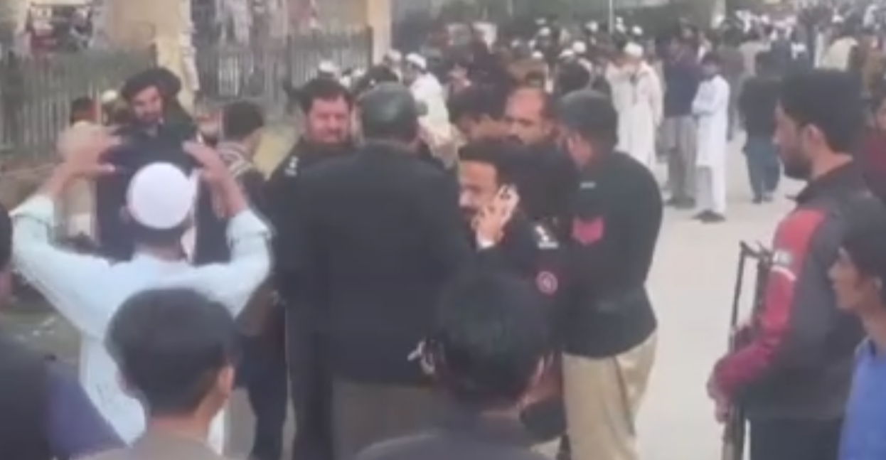 Pakistan'da Cuma Namazı Sırasında Patlama
