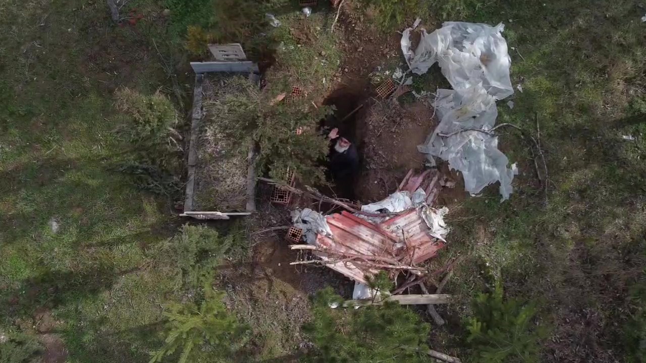 ÖLMEDEN KAZDIĞI MEZARINA GECELERI GIRIP YATIYOR