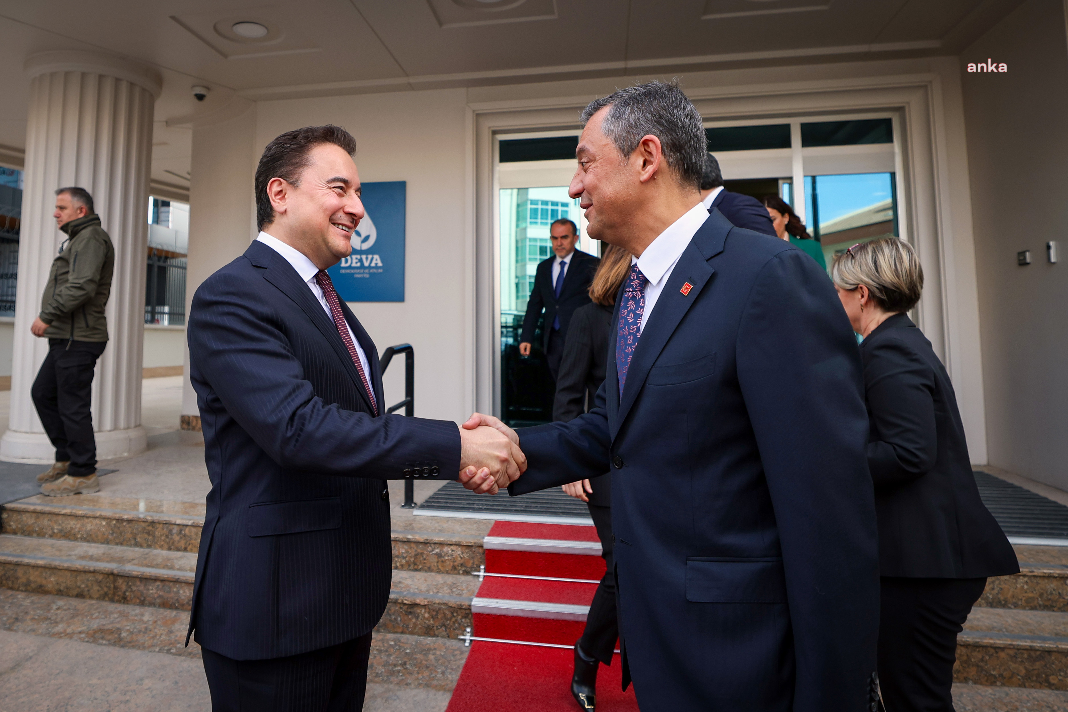 ÖZGÜR ÖZEL, DEVA PARTISI'NI ZIYARET ETTI