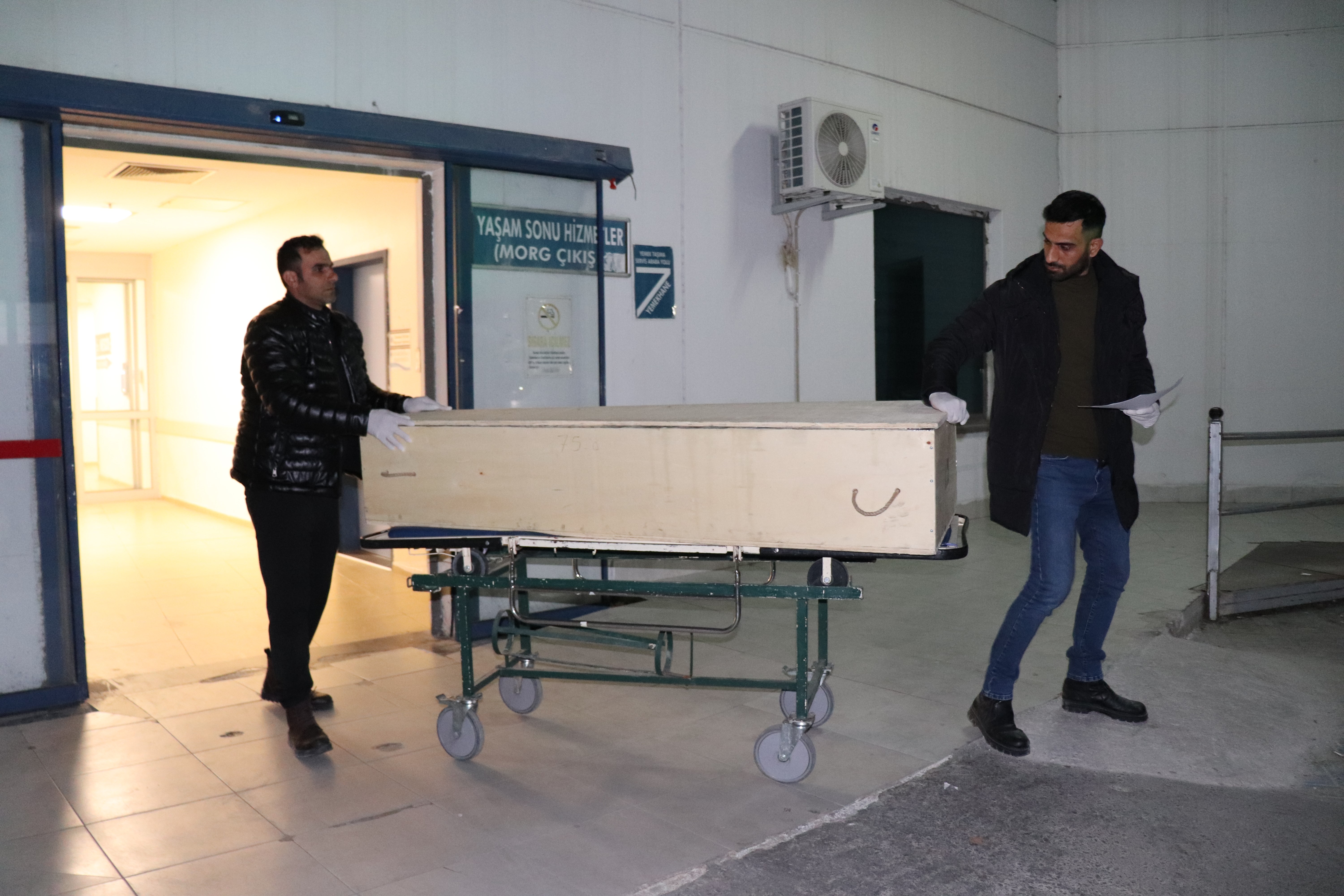 YOLUN KARŞISINA GEÇMEYE ÇALIŞAN YAŞLI ADAM OTOMOBILIN ÇARPMASI SONUCU ÖLDÜ