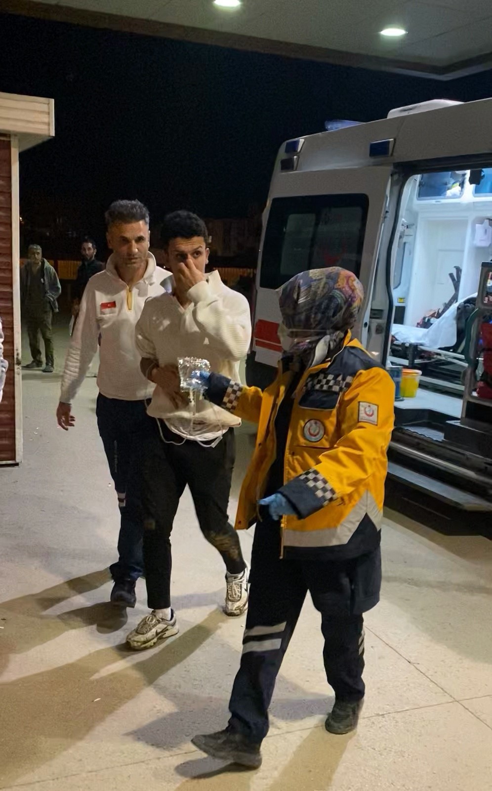 KAVGAYI AYIRMAK ISTERKEN BIÇAKLANDI