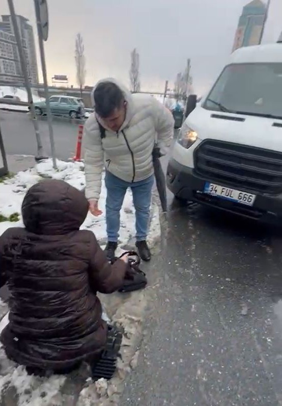 SARHOŞ SÜRÜCÜ KADINA ÇARPTI, KAÇMAYA ÇALIŞTI