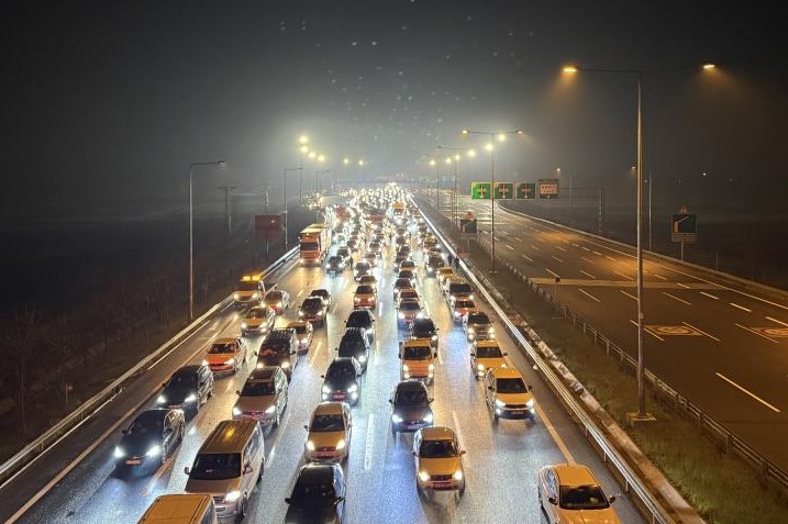 Tatilciler Otoyollarda Yoğunluk Oluşturdu
