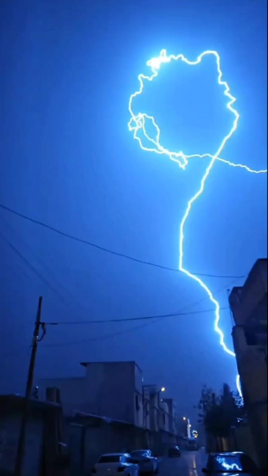 Ceylanpınar’da Elektrik Direğine Yıldırım Düştü!